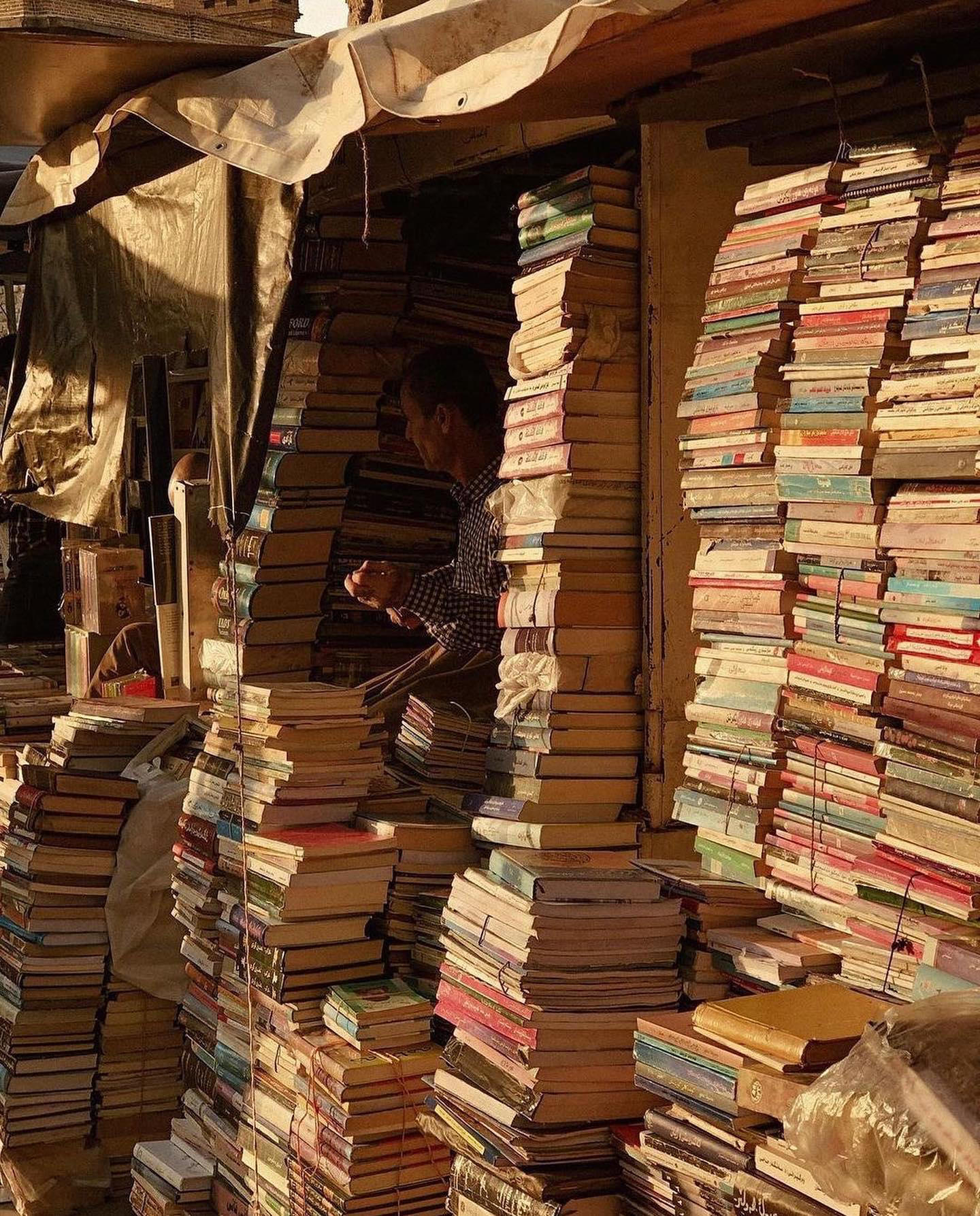 Book seller in Sulaymaniyah, Iraq, 2021, photo by Dastan Khdir #dastan